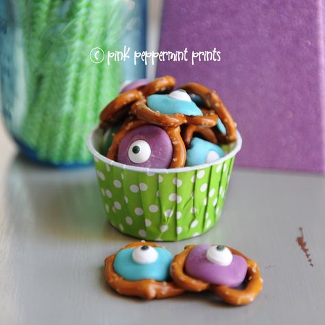 Quick and easy monsters inc monsters university party food and ideas disney copy Disney Party Food, Monsters Inc Food, Disney Party Foods, Monster University Birthday, Monster University Party, Monsters Inc Baby Shower, Monsters Inc Baby, 4de Verjaardag, Disney Monsters Inc