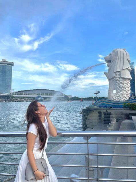 Mandatory pose at Merlions 😂 Merlion Singapore Pose, Singapore Photography Ideas, Universal Studios Singapore Photo Ideas, Singapore Pose Ideas, Singapore Picture Ideas, Singapore Instagram Photos, Singapore Moodboard, Singapore Photo Ideas, Singapore Ootd