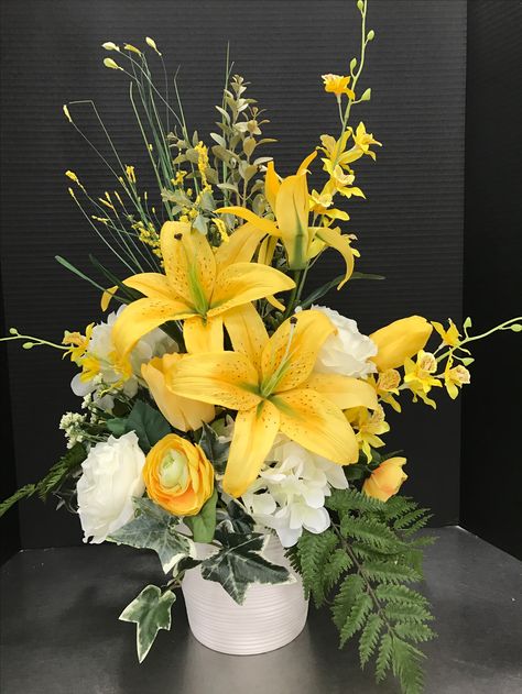 Large Yellow and White Potted Remembrance 2017 by Andrea Yellow White Flower Arrangements, Yellow And White Flower Arrangements, White And Yellow Flower Arrangements, White And Yellow Floral Arrangements, Yellow Floral Arrangements, Yellow And White Arrangement, Yellow Summer Floral Arrangements, White Flowers With Yellow Center, Yellow Flower Arrangements