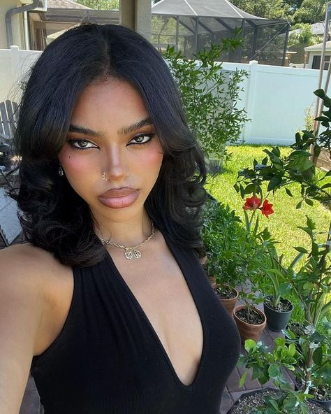 Instagram Selfies Black Women, Dark Femme Makeup Black Woman, Dark Fenimine Makeup, Fall Makeup Black Women, Dark Feminine Makeup Black Women, Dark Makeup Looks Black Women, Dark Feminine Outfits For School, Dark Feminine Aesthetic Makeup, Unapproachable Makeup