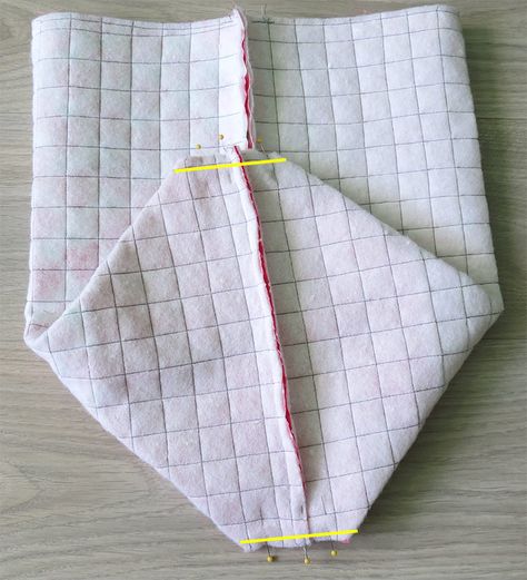 Drawstring bag tutorial Quilted Drawstring Bag Tutorial, Flat Bottom Drawstring Bag Pattern, Quilted Drawstring Bag, Patchwork Drawstring Bag, Draw String Bags Patterns, Draw String Bag Pattern, Lined Drawstring Bag Tutorial, Homemade Purses, Granny Square Pouch