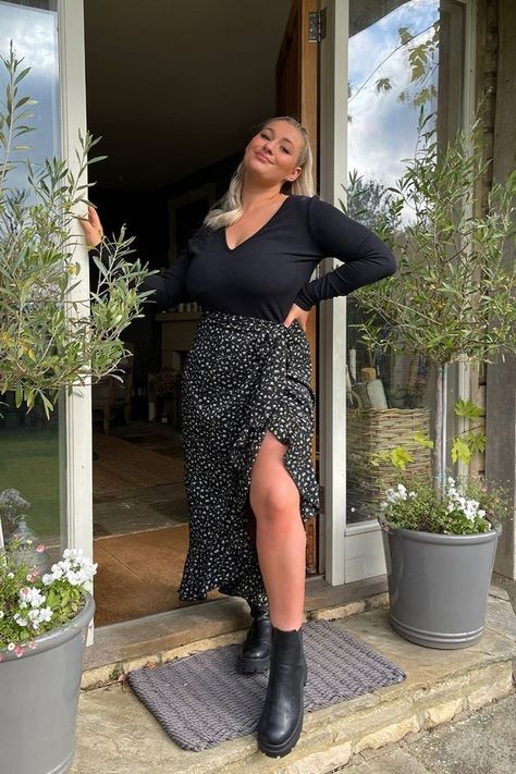 Day Drinking Outfit Plus Size, Springs Outfit 2023, Plus Size Pub Outfit, Wrap Dress Midsize, Midi Size Fashion, Curve Spring Outfits, Size14 Fashion Outfits, Outfit Ideas Size 8-10, Floral Skirt Fall Outfit