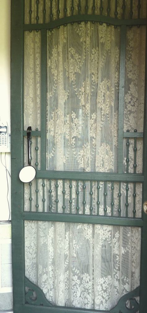 This is such a lovely idea..... Screen Door Ideas, Vintage Screen Doors, Old Screen Doors, Cocina Shabby Chic, Shabby Chic Design, Decoration Shabby, Cottage Shabby Chic, Chic Nursery, Nursery Curtains