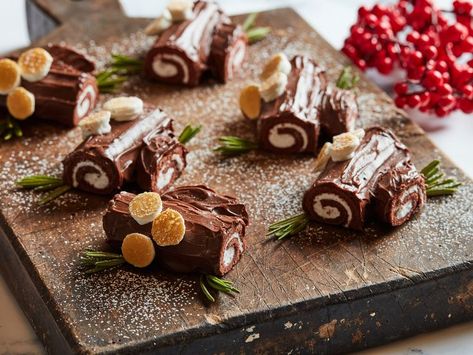 Recipe of the Day: Miniature Yule Log Yodels 😍 Yule log cake, also called buche de Noel, is a quintessential Christmas dessert that's usually fairly complicated to make. That's why we created these easy mini versions that call for Yodels. All you have to do is build your logs and frost them — no baking required. Christmas Food Trends 2023, Yodels Recipe, Mini Yule Log Cakes, Yule Desserts, Christmas Cooking For Kids, Mini Yule Log, Dessert Crafts, Christmas Dessert Buffet, Mini Christmas Desserts