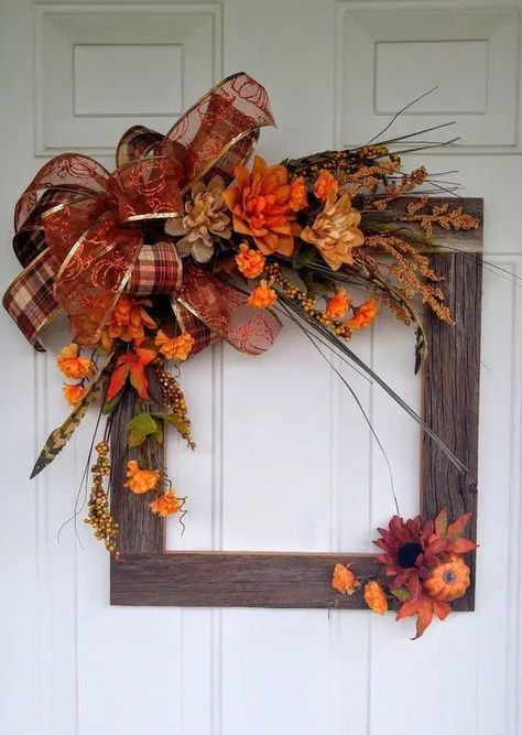 30+ Beautiful DIY Thanksgiving Wreath Ideas for your front door Decoration Vitrine, Picture Frame Crafts, Fall Frames, Thanksgiving Decorations Diy, Stick Crafts, Wreath Frame, Diy Thanksgiving, Fall Thanksgiving Decor, Fall Crafts Diy