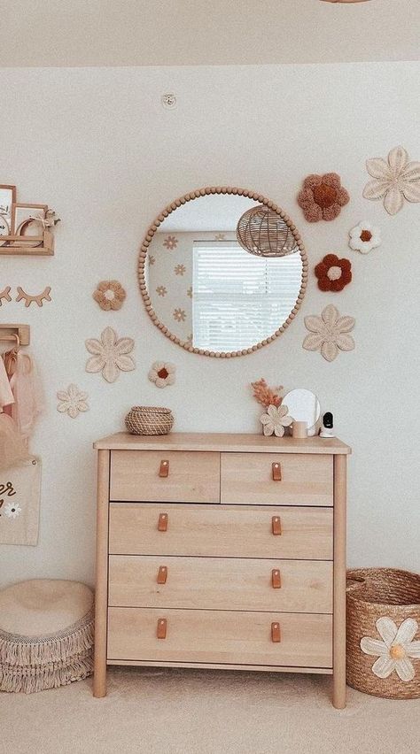 Nursery Daisy, Boho Nursery Inspiration, Baby Room Decor Ideas, Daisy Nursery, Boho Baby Girl Nursery, Ideas Habitaciones, Daisy Garden, Baby Room Themes