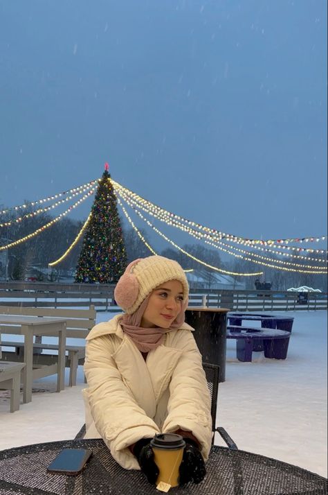 Winter Fashion Outfits In Snow, Korea Snow Outfit, Winter Wonderland Hijabi Outfits, Hijab Snow Outfit, Modest Snow Outfits, Snow Hijab Outfits, Kashmir Winter Outfit, Korea Outfit Winter, Hijab Winter Outfit