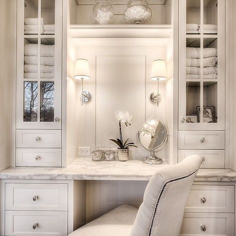 beautiful white dressing table Veranda Interiors, Built In Vanity, Closet Vanity, Bad Inspiration, Casa Vintage, Master Bath Remodel, Vanity Design, Intelligent Design, Master Closet