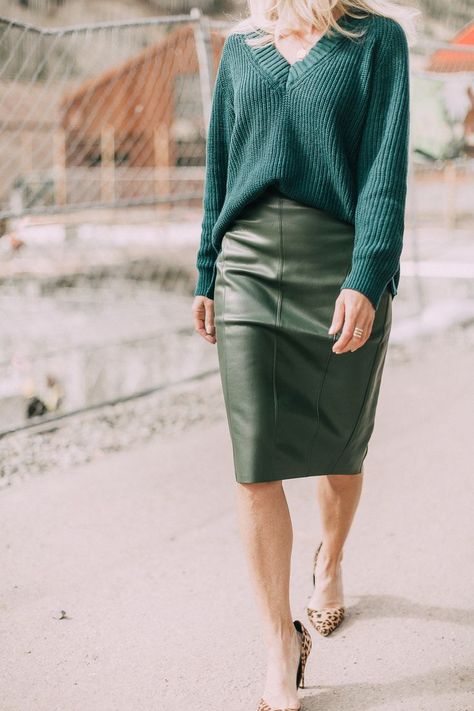 fall holiday workwear outfit business casual green leather skirt green sweater office attire Skirt Style Ideas, Green Leather Skirt Outfit, Fall Leather Skirt, Green Skirt Outfit, Outfit Ideas Green, Green Skirt Outfits, Erin Busbee, Green Leather Skirt, Busbee Style