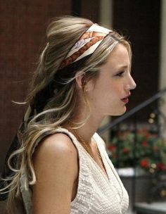 Twilly hermes Hair Diy Styles Easy, Estilo Gossip Girl, Gossip Girls, Hair Scarf Styles, Head Scarf Styles, Twilly, Blake Lively, Headband Hairstyles, Scarf Hairstyles