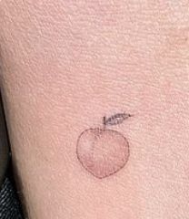 Hailey Bieber Peach Tattoo, Dainty Peach Tattoo, Tiny Peach Tattoo, Peaches Tattoo, Peach Tattoo, Hailey Bieber, Mini Tattoos, Tattoo Idea, Black Tattoos