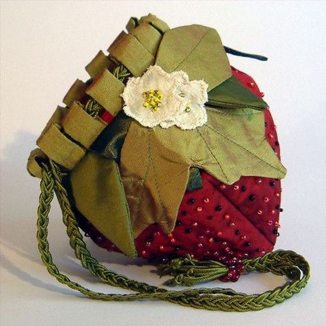 Bag Decorations Ideas, Ren Faire Purse, Ren Fair Costume Diy, Fairy Accessories Costume, Fairy Costume Accessories Diy, Sewing Projects Halloween, Strawberry Fairy Costume, Ren Faire Pouch, Diy Fairy Accessories