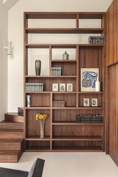 Bookshelf Divider, Stairs Nook, تحت الدرج, Plywood Interior, Divider Design, Shelving Design, Sell My House, Living Room Partition, Living Room Partition Design