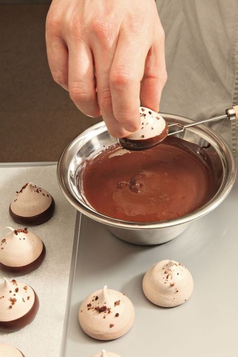 Cocoa Powder Recipe, Chocolate Meringues, Mini Meringues, Meringue Desserts, Chocolate Meringue, Meringue Recipe, Sugar Icing, Powder Recipe, Meringue Cookies