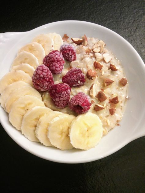 Porridge aux flocons d’avoine sans gluten, sans lactose, banane et lait d’amande. Porridge Healthy, Loose Weight Meal Plan, Déjeuner Healthy, Fat Burner Smoothie, Healthy Breakfast Snacks, Bowl Cake, Protein Powder Recipes, Sans Gluten Sans Lactose, Diet Breakfast