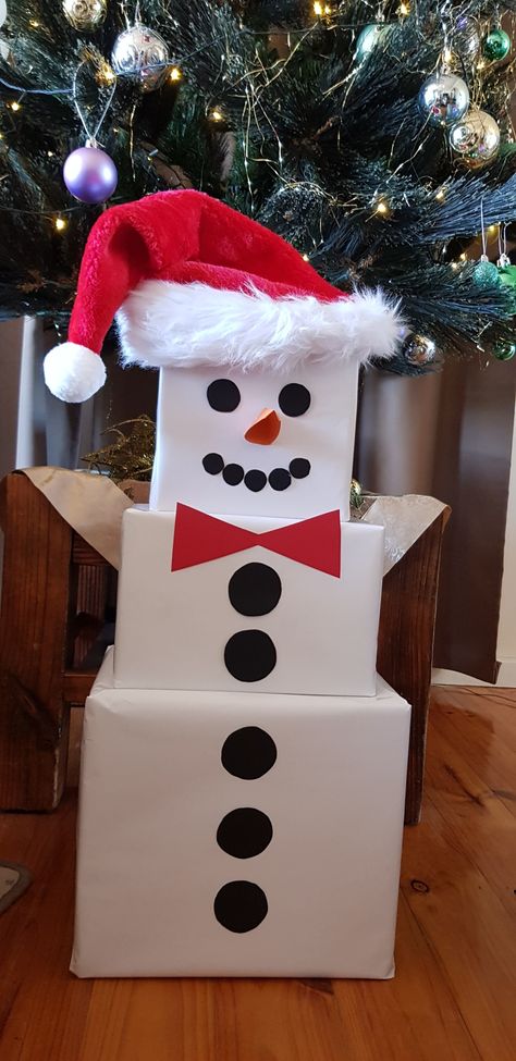 Cardboard Box Snowman, Snowmen Gift Tower, Cute Wrapping Paper Ideas, Snowman Boxes Stackable Diy, Christmas Gift Snowman Boxes, Snowman Wrapped Presents, Snowman Boxes Christmas, Christmas Mini Gifts, Cardboard Snowman