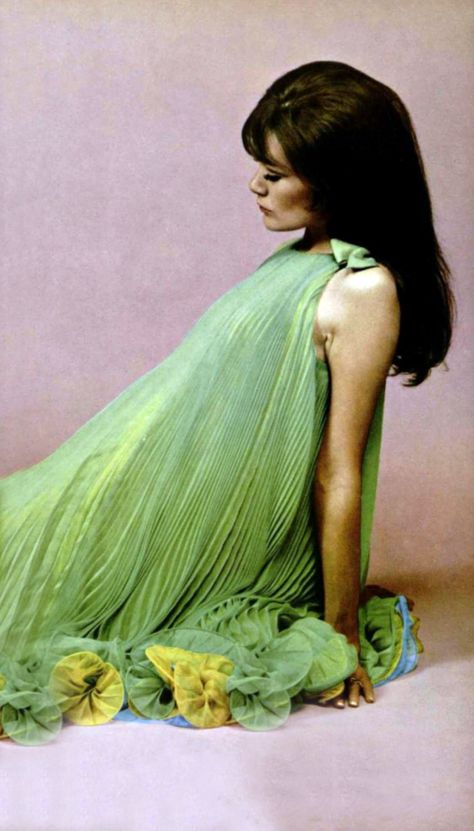 L'Officiel magazine 1967 Nina Ricci designer late 60s mod tent dress pleated party cocktail green yellow model vintage fashion 60s Metallic Fashion, 60s Fashion Editorial, Retro Dress 70s, 1967 Fashion, 60s Party Dress, Scarah Screams, Late 60s Fashion, 60s 70s Fashion, Fashion 1960s