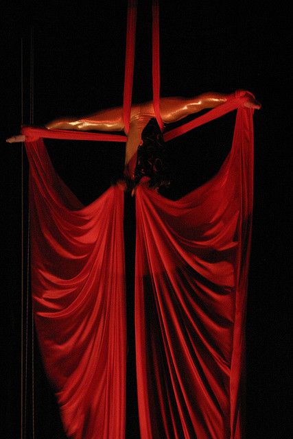 Aerial Silks Wallpaper, Aerial Silks Photography Photo Shoots, Aerial Silk Pose, Aerial Silks Poses, Arial Silks, Silk Dancing, Circus Aesthetic, Aerial Silk, Aerial Fitness