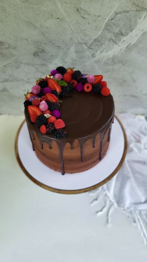 Drip Cake With Fruit, Berry Chocolate Cake, Cake With Fruit, Chocolate Fruit Cake, Fruit Cake Design, Chocolat Cake, 21st Ideas, 30 Cake, 25th Birthday Cakes