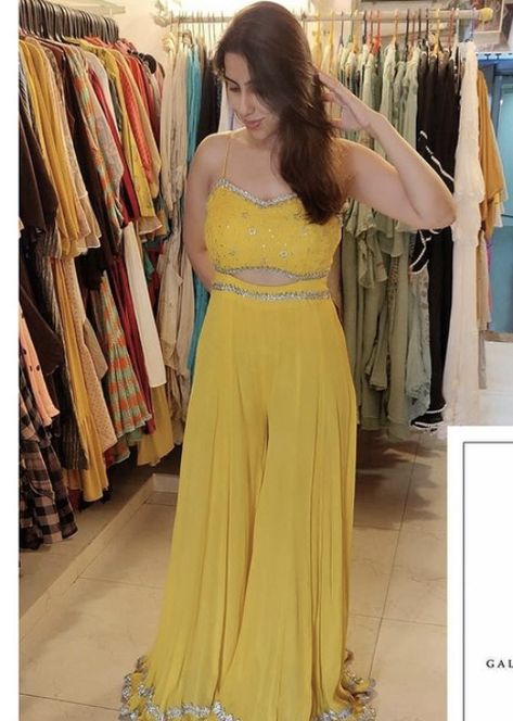 Halfi Outfit For Girl, Haldi Pool Party Outfit, Outfit For Haldi Function For Bridesmaid, Haldi Ceremony Outfit For Sister Indian, Haldi Outfits For Bridesmaid, Haldi Ceremony Outfit For Sister, Outfit For Haldi Function, Haldi Outfits For Sister, Haldi Dress Ideas