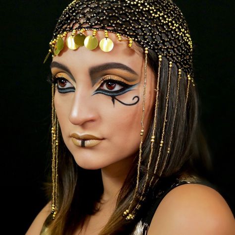 VIDEO ON THIS LOOK IS LIVE! Go check it out right now! #cleopatra #halloweenmakeup #cleopatramakeup #cleopatralook #halloween #halloweencostumes #makeuptutorial #makeuplover #makeupjunkie #makeupartist #makeupbyme #makeupoftheday #beautyblogger #bhcosmetics #BeautyTip #beautyblog #beautygram #beautyguru #youtubers #youtuberlife #beautyyoutuber Cleopatra Hairstyle, Diy Cleopatra, Egyptian Make Up, Egypt Makeup, Cleopatra Makeup, Viking Makeup, Cleopatra Halloween Costume, Egyptian Halloween, Skull Makeup Tutorial