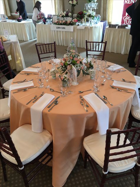 This peach table cloth and mahogany chiavari chair makes for a perfect summer wedding! Peach Table Cloth Wedding, Peach Table Cloth, Chiavari Chairs Wedding, Table Cloth Wedding, Klismos Chair, White Weddings Reception, Blue Dining Room Chairs, Outdoor Chair Set, Conference Room Chairs