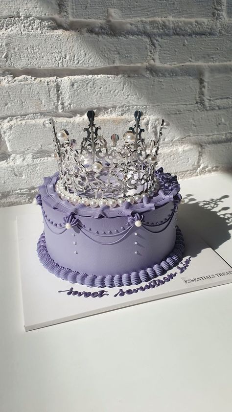 Sweet Sixteen Cakes Purple, Aesthetic 14th Birthday Cake, Purple Sweet 16 Cakes, Tortas Aesthetic Vintage, Quince Birthday Cake, Cake Designs Purple, Birthday Cake Aesthetic Purple, Purple Aesthetic Cake, Purple Cake Designs