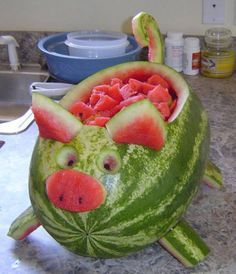 Watermelon Pig, Pig Roast Party, Watermelon Hacks, Fruit Ideas, Fruit Creations, Decorações Com Comidas, Watermelon Carving, Pig Roast, Food Carving