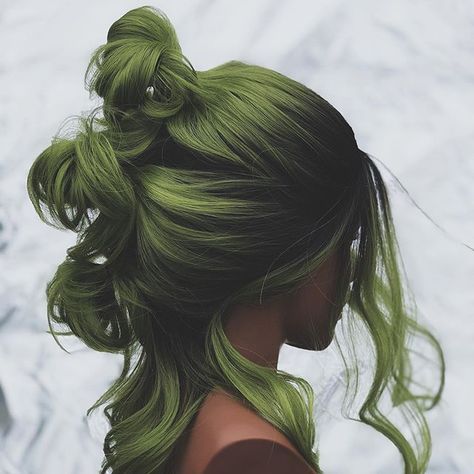 alia (@alipooops) • Instagram photos and videos Green Hairstyles, Futuristic Hairstyles, Futuristic Hair, Couture Dior, Dark Green Hair, Girl Hair Colors, Hair Color Highlights, Half Up Half Down Hair, Hair Reference