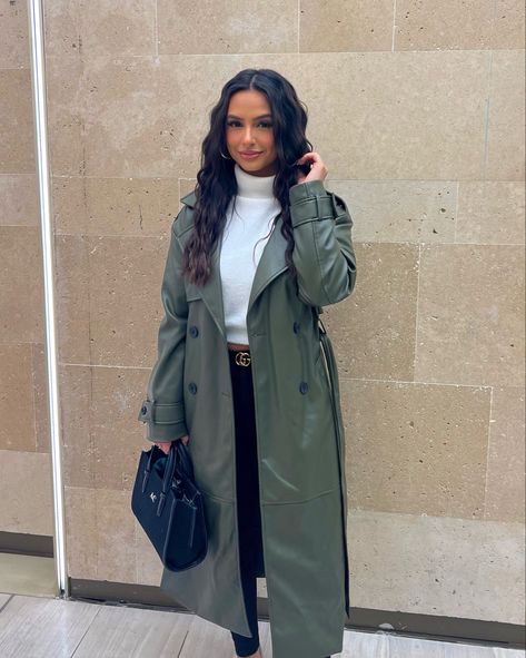 #dailyoutfit #trenchcoat #trench #ootd #fit #aesthetic Dark Green Trench Coat Outfit, Khaki Trench Coat Outfit, Ootd Trench, Trenchcoat Style, Outfit Trench, Trench Outfit, Fit Aesthetic, Khaki Trench, Green Trench Coat