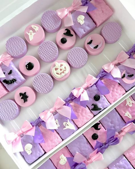 @ediblebykatia on Instagram: "12 dozens for a spooky baby shower 🦇🩷💜 (party package 3) Currently booking for October-November through DM or on my website (link in bio) Local pickup only in Monterey Park, 91755 Inspo: @sugarbarsweets 💓 #ediblebykatia #chocolatecoveredstrawberries #dippedstrawberries #losangeles #montereypark #dessert #partypackages #halloween #spooky #halloweenbaby #halloweentreats #babyshower #halloweenparty #halloweenbabyshower #spookytreats #girlyhalloween" Spookie Halloween Snacks, Halloween Baby Shower Cake Pops, Halloween Baby Shower Treats, Pink Halloween Treats, Pink Halloween Baby Shower Ideas, Desert Boxes, Baking Halloween, Halloween Dessert Table, Halloween Candy Apples