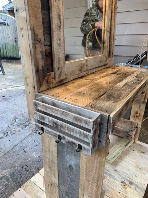 Pallet Vanity Country Makeup Vanity, Diy Makeup Vanity Homemade Wood, Rustic Vanity Makeup, Homemade Makeup Vanity, Pallet Vanity Diy, Homemade Vanity Ideas, Diy Makeup Vanity Homemade, Vanity Diy Bedroom, Western Vanity