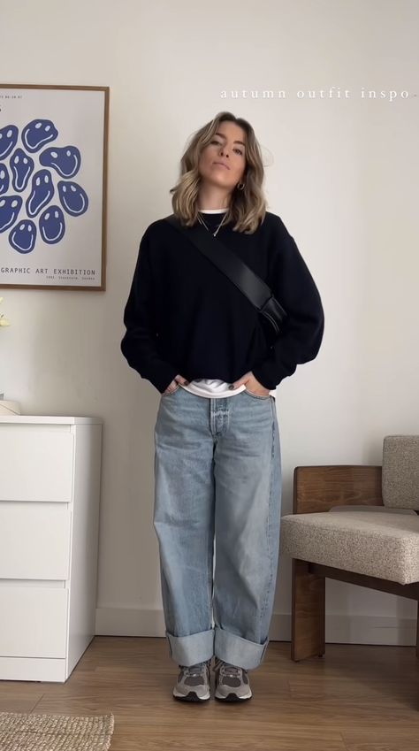 Mom’s Jeans Outfit, White Tee Under Sweater, Library Core Outfit, Super Birki Clog Outfit, Comfy Minimalist Outfit, Baggy Outfit Woman, Dressing For Winter, Minimalism Outfit, Light Blue Jeans Outfit