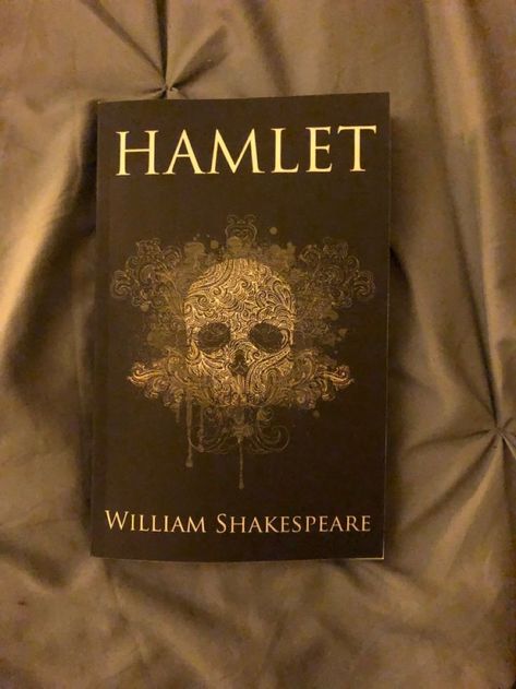 Hamlet Book Aesthetic, Shakespeare Books Aesthetic, Classical Books To Read, Classic Book Aesthetic, Hamlet Book Cover, William Shakespeare Aesthetic, Books To Read Classic, Classic Books Aesthetic, Hamlet Book