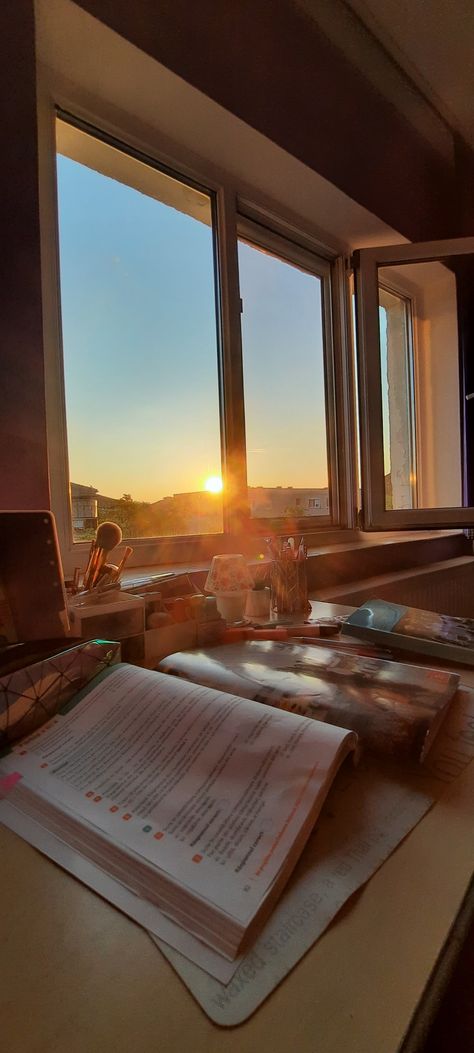 Morning 
Study
Aesthetic
Sun
Sunrise
Golden hour
Books
Desk Preppy Morning Routine List, Early Morning Study, Preppy Morning Routine, Preppy Morning, Morning Routine List, To Do List Schedule, Routine List, Best Time To Study, Morning Routines List