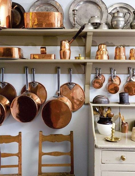 25 Stylish Ways To Display Your Copper Cookware Cookware Display, Copper Molds, French Vintage Decor, Period Living, Georgian House, Georgian Architecture, English Kitchens, Copper Cookware, French Country Kitchen