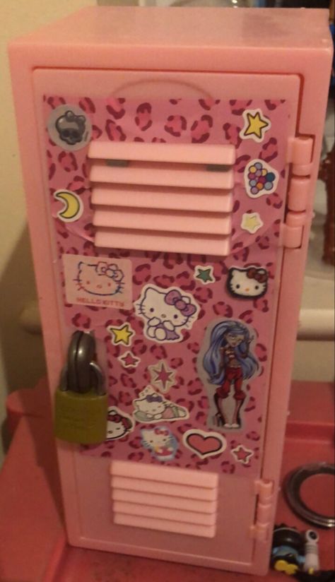 Mini locker Cute Locker Ideas Aesthetic, Cute Locker Decor, Y2k Locker Decor, Work Locker Ideas, Cute Lockers, Decorated Locker, Pink Locker, Mini Locker, Cute Locker Ideas