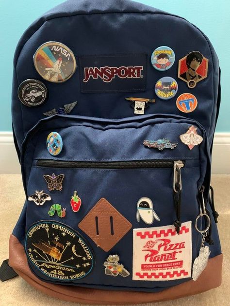 Customized Backpack Ideas, Backpack Charms Aesthetic, Backpack Inspo Aesthetic, Decorating My Backpack, Decorated Backpack Aesthetic, School Bag Decoration Ideas, Alt Backpack, Backpack Customization, Backpack Decoration Ideas