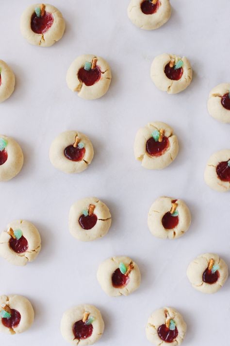 Apple-Shaped Thumbprint Cookies Recipe - Rosh Hashanah Cookies Rosh Hashanah Cookies, Rosh Hashanah Desserts, Rosh Hashanah Recipes, Thumbprint Cookies Recipe, Honey Cookies, Mini Pretzels, Rosh Hashana, Yom Kippur, Family Ideas