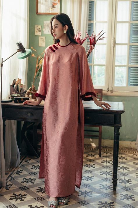 Ao Dai Vietnamese, Des Roses, Traditional Clothes, Design House, Traditional Outfits, Muse, Lookbook, Mac, Wedding Dress