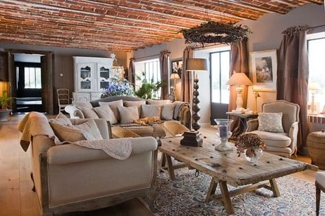 Dans les Yvelines, un ancien corps de ferme de 400 m² a été transformé en une habitation à l'ambiance cosy alliant déco rustique et technologie domotique. Visite ! French Farmhouse Living Room, French Farmhouse Style, French Farmhouse Decor, Living Room Styles, Living Room Goals, Living Room Remodel, Rustic Living, French Farmhouse, Rustic Living Room