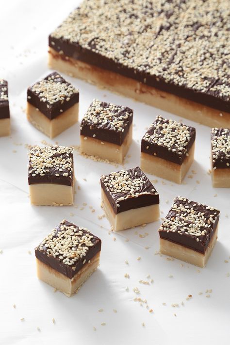 Halvah Recipe, Tahini Fudge, Chocolate Tahini, Middle Eastern Desserts, Vegan Snack Recipes, Organic Diet, Hello December, Ramadan Recipes, Homemade Candies