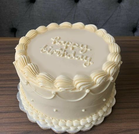 White Birthday Cake, 19th Birthday Cakes, Bolo Vintage, Sweet Sixteen Cakes, 14th Birthday Cakes, White Birthday Cakes, Vintage Birthday Cakes, 21st Cake, Sweet 16 Birthday Cake