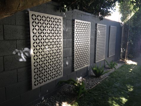 Easy way to dress up a cmu / block wall use metal or composite decorative sheets (~$35 buck a piece) #Ihatemyyard #sarabendrick #diynetwork Cinder Block Garden Wall, Breeze Block Wall, Concrete Block Walls, Cinder Block Garden, Cinder Block Walls, Wall Exterior, Exterior Makeover, Cinder Block, Backyard Fences