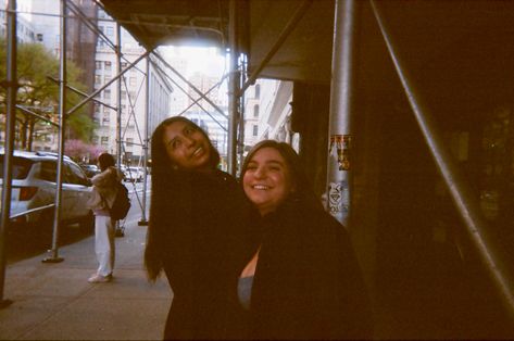 Nyc Subway Aesthetic, 1989 Taylor Swift Aesthetic, Aesthetic Leather Jacket, Nyu Student, Brown Girl Aesthetic, Nyc Student, Subway Aesthetic, Nyc Girl Aesthetic, Friends Nyc