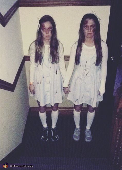 Shining Twins Makeup, Halloween Twin Costumes, Scarry Halloween Costumes, Halloween Costumes Blood, Twins From The Shining, Shining Twins Costume, Creepy Twins, Scream Halloween Costume, Sister Halloween Costumes