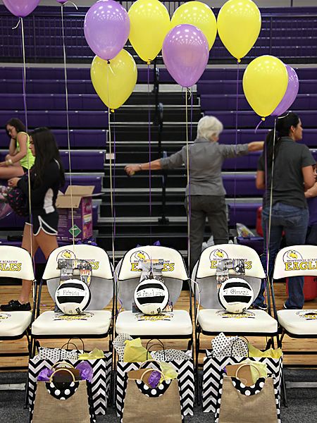 Volleyball Parents Night Ideas, Senior Night Table Ideas Volleyball, Senior Night Locker Room Decorations, Senior Night Themes Volleyball, Senior Night Tables Volleyball, Volleyball Senior Night Balloon Arch, Volleyball Senior Night Decorations, Senior Night Gym Decorations Volleyball, Volleyball Decorations