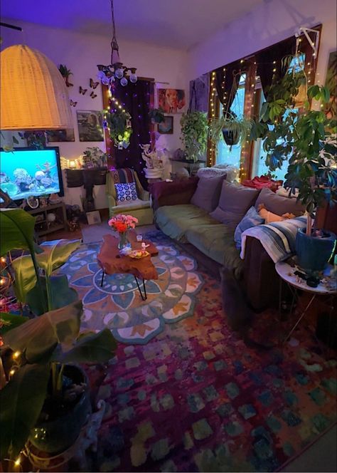 Large Apartment Living Room Ideas, Hippy Apartment Decor, Room Inspo Hippie, Hippy Living Room, Room Aesthetic Indie, Dollar Tree Solar Light Ideas, Indie Living Room, Solar Light Ideas, Forest Bedroom Aesthetic