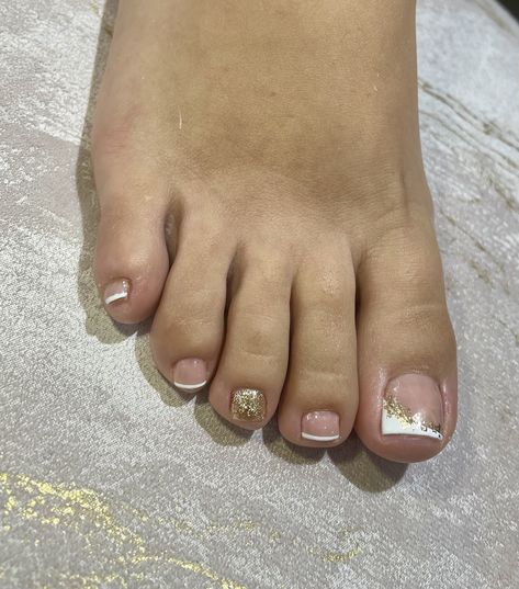 White And Gold Toe Nails, White And Gold Pedicure, Gold Pedicure Toenails, Pedicure Aesthetic, Gold Toe Nails, New Nail Art Design, Gel Toe Nails, Manicure Nail Designs, Pedicure Designs