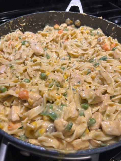 Chicken Pot Pie Pasta (30 Minute Recipe) Noodle Chicken Pot Pie, Creamy Chicken Pot Pie Pasta Bake, Egg Noodle Chicken Recipes, Chicken Pot Pie Pasta Casserole, Egg Noodles Dishes, Campbells Chicken Pot Pie, Chicken Pot Pie Noodles, One Pot Chicken Pasta, Chicken Macaroni Recipe